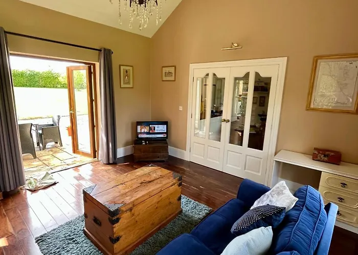 Countryside House & Private Garden بيت للعطل *