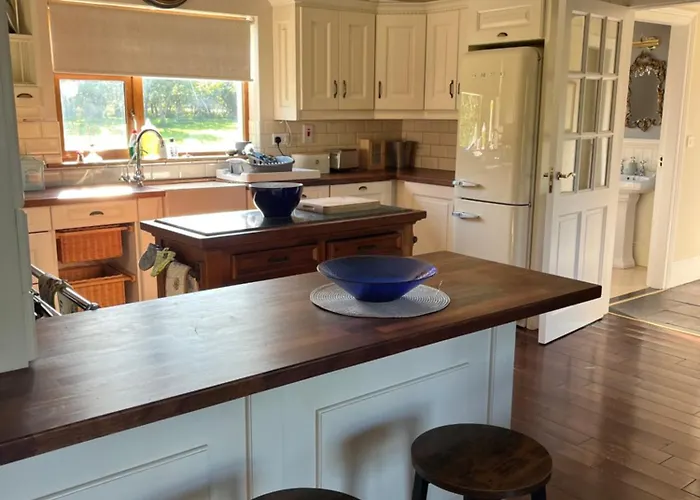 Countryside House & Private Garden